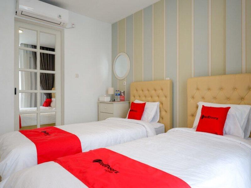 Reddoorz Plus @ Madukoro Raya Semarang Eksteriør billede